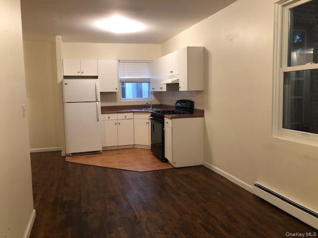 Building Photo - 44-25 Douglaston Pkwy