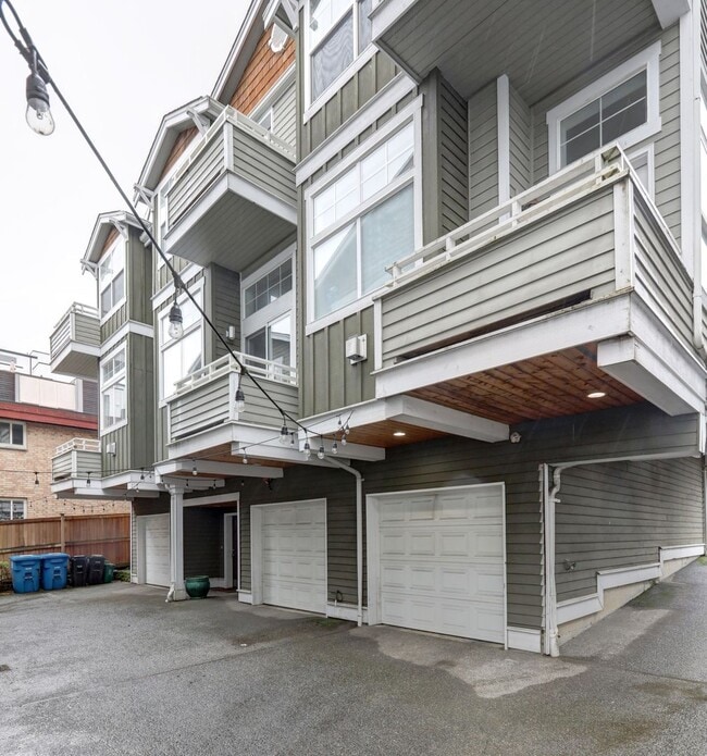 Building Photo - Gorgeous Capitol Hill Tri-level Townhome 3 Bedrooms with 3.25 Bathrooms