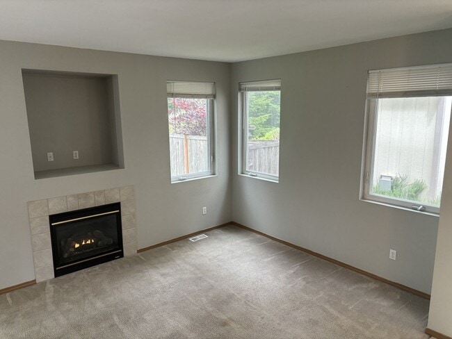 Photo - Stunning 3-Bedroom Home in Puyallup's Silver Pointe For Rent!