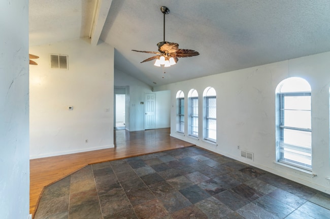 Photo - 104 Scenic Dr