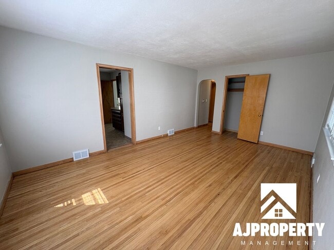 Photo - 633 N Menlo Ave