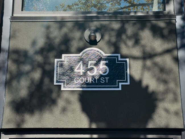 Building Photo - NEWLY RENOVATED DOWNTOWN SALEM STUDIO Unit 455-207