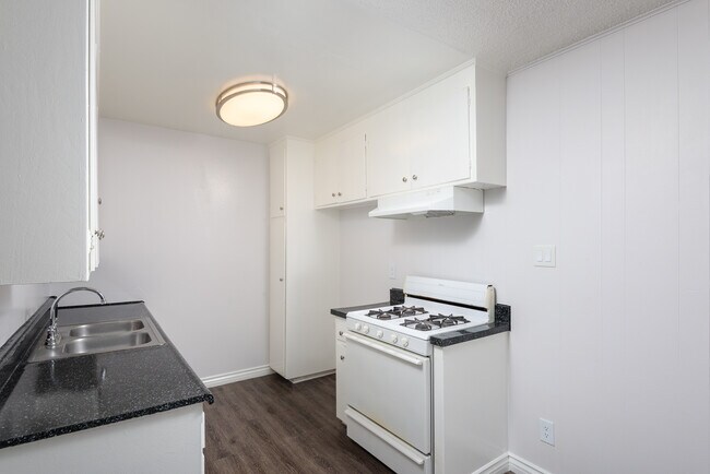 Lanark Apartments