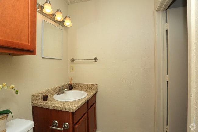 2BR - 850SF - Bathroom