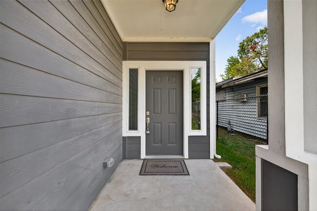 Photo - 714 Zoe St