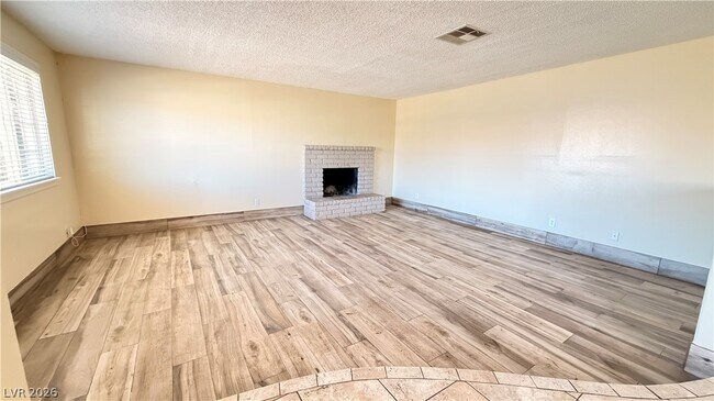 Photo - 3090 E Desmond Ave