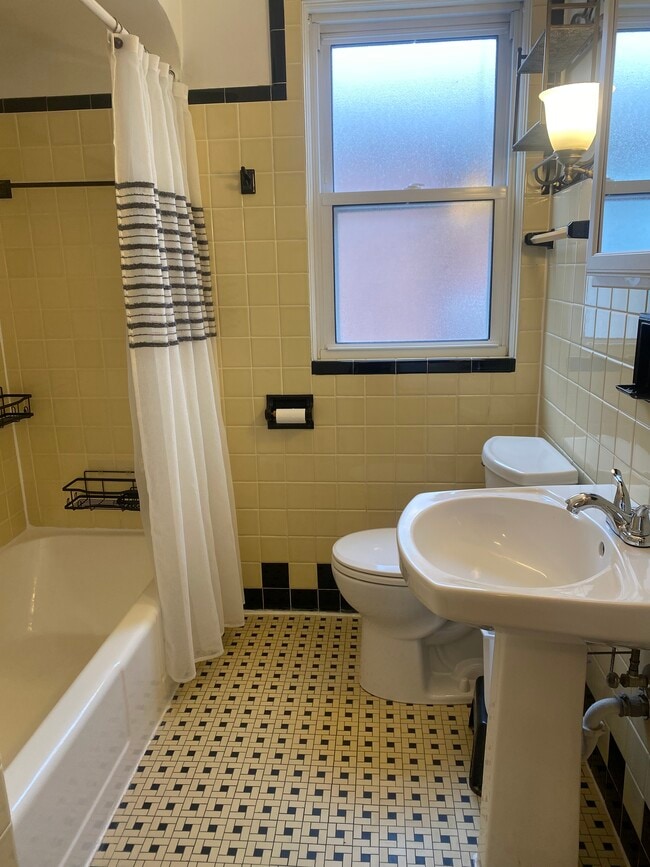 Full Bath - 711 N 11th Ave Unit 1