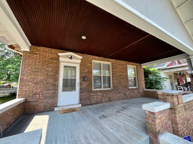 Building Photo - 306 E Scarritt St