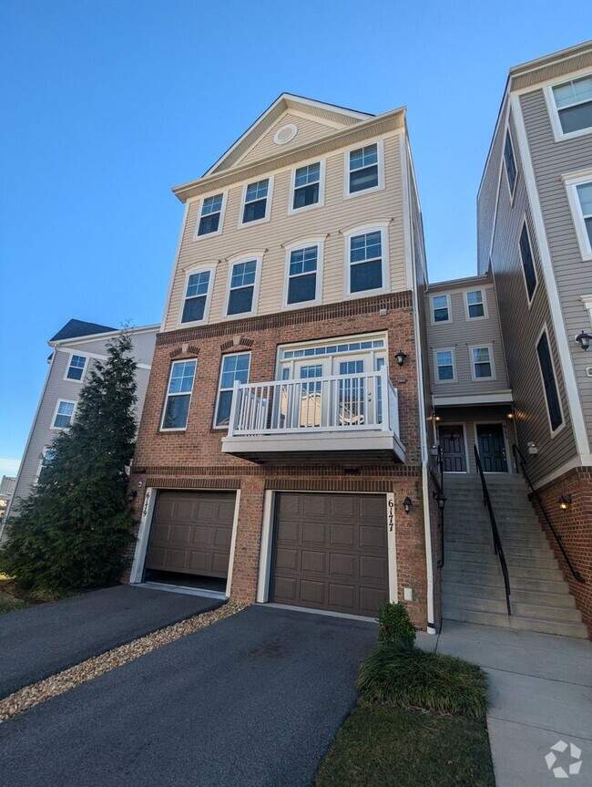 Building Photo - Beautiful 3 level townhouse in the new Jef...