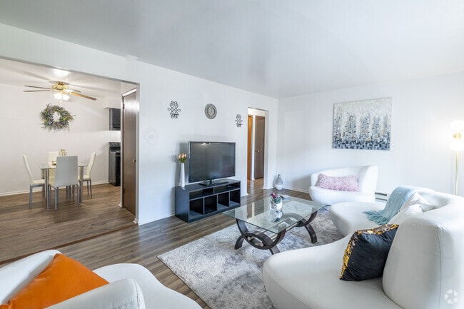 2 BR, 1 BA - 726 SF