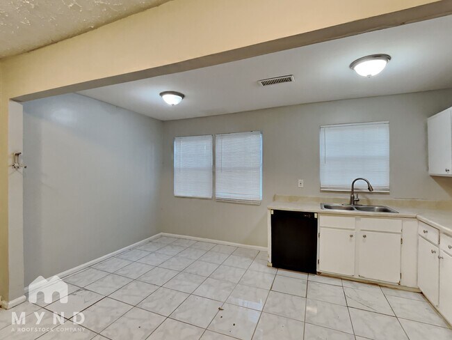 Photo - 450 Fairburn Rd NW