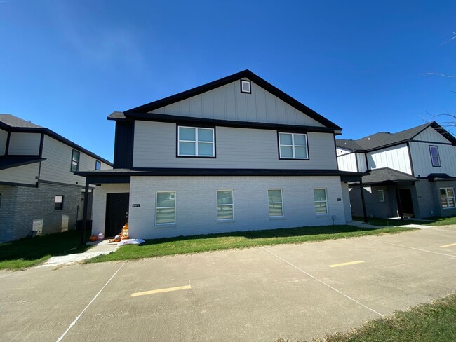 Building Photo - 919 S Rupple Rd Rental