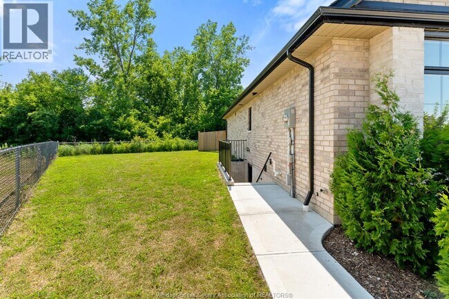 Photo - 253 Livingstone Cres