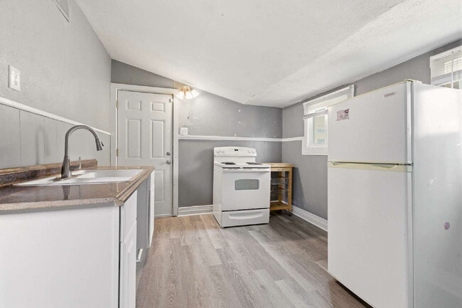 Photo - 1 Bed 1 Bath with TWO Bonus Rooms in Delmar Parkway! Unit B