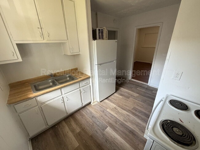 Photo - 721 English St