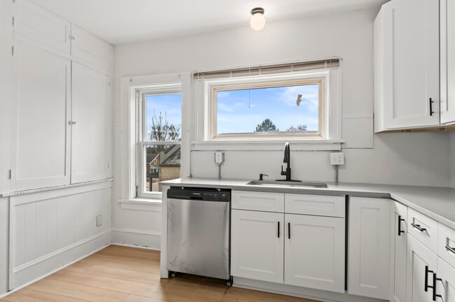 Photo - W180S7705 Pioneer Dr Unit 3