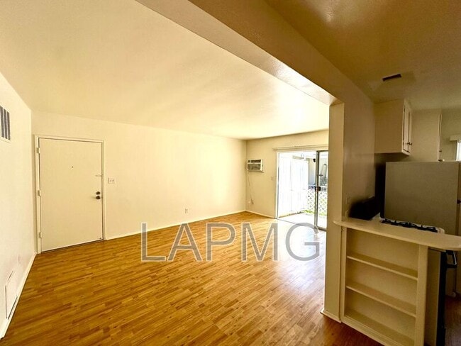 Photo - 5748 Hazeltine Ave