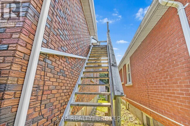 Photo - 493 College St