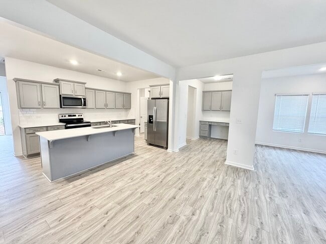 Photo - Spacious three bedroom 2 1/2 bathroom with large loft area - SPRING SPECIAL