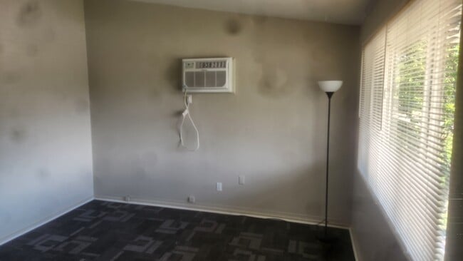 Building Photo - 1334 Brittain Rd Unit 2nd floor