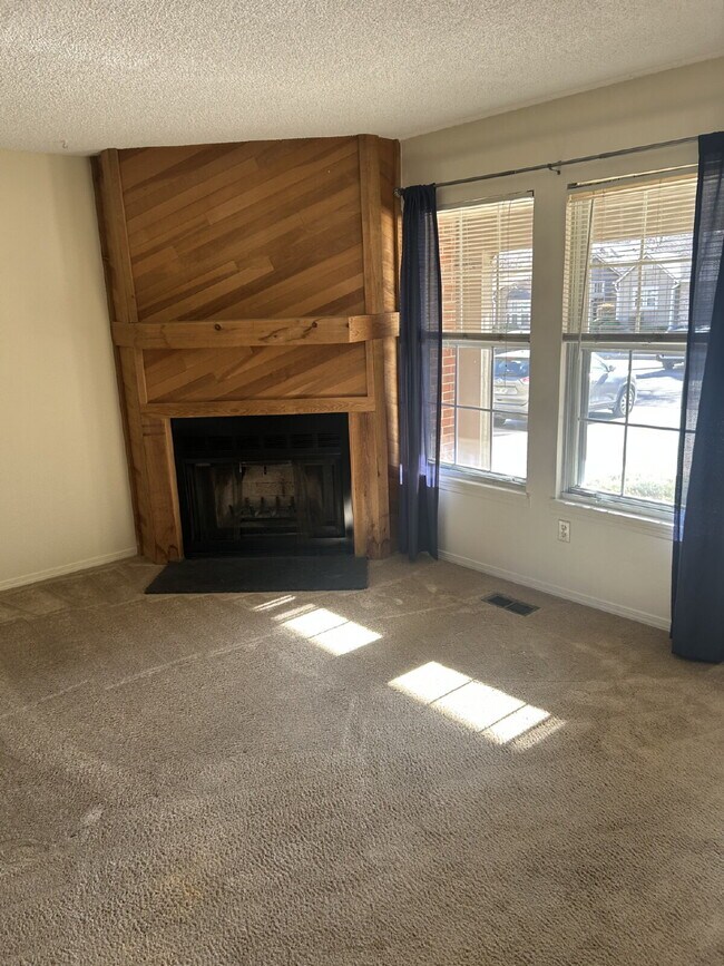 Photo - "Charming 2-Bed Condo Retreat with 2.5 Baths in Littleton - 1000 Sq Ft of Comfort!" Unidad B