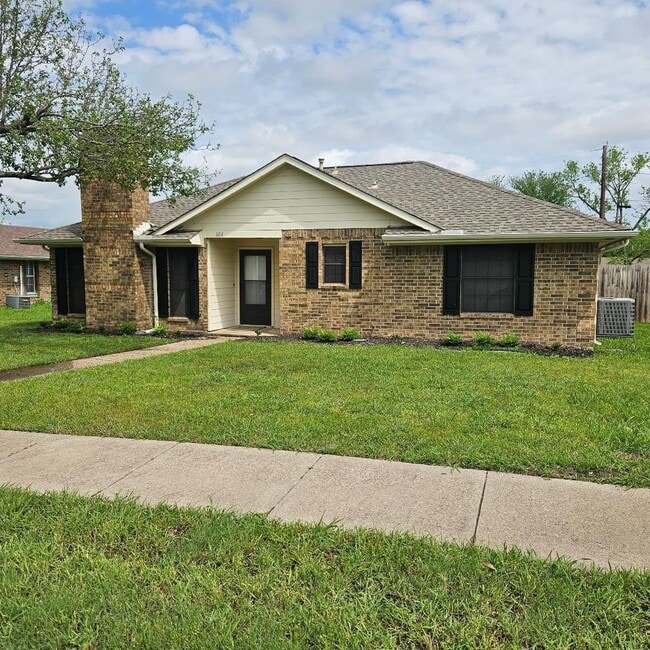 Building Photo - Three bedroom and two bathroom nicely remo... Rental