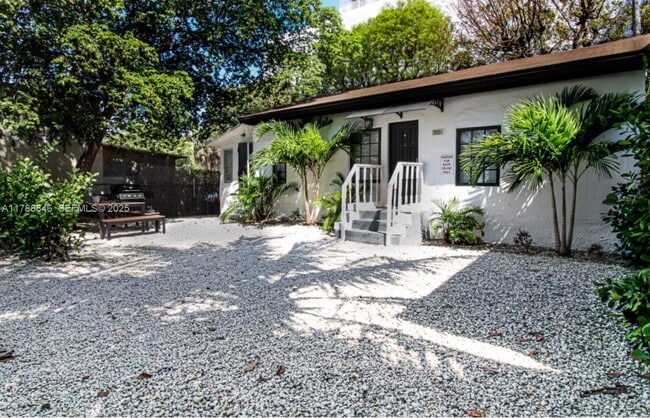 Building Photo - 921 SW 9th St Unit B