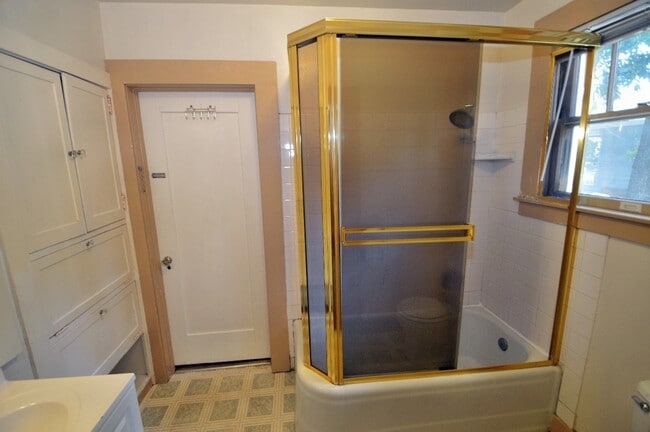 Photo - 206 Hazel St