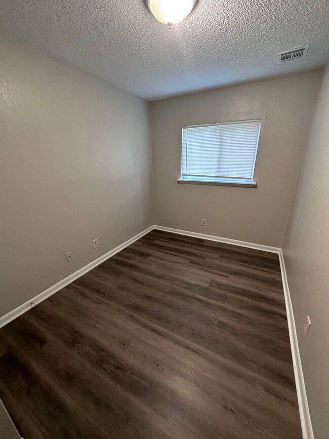 Photo - $695 - Accepting SECTION 8/ Housing Vouche... Unit 1520-101