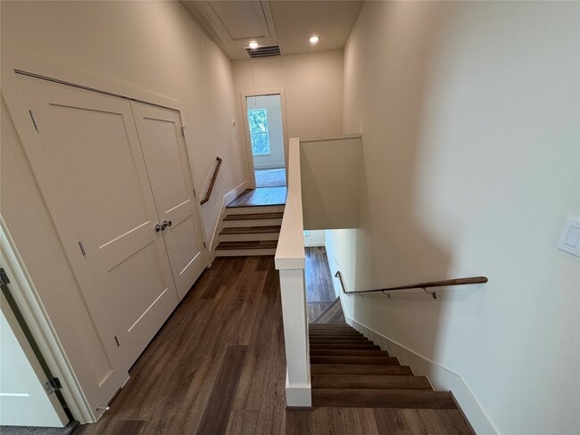 Building Photo - 879 Rachel St