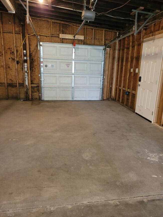 Photo - 565 W Market St Unit Garage Front