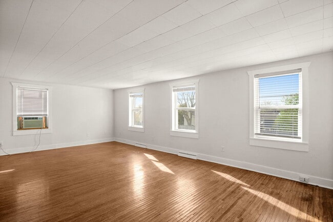 Photo - 827 E Wilson St