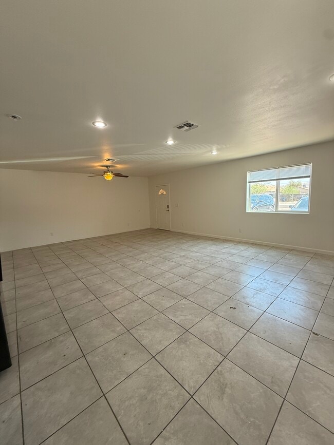 Photo - 2828 E Chipman Rd Unidad 1