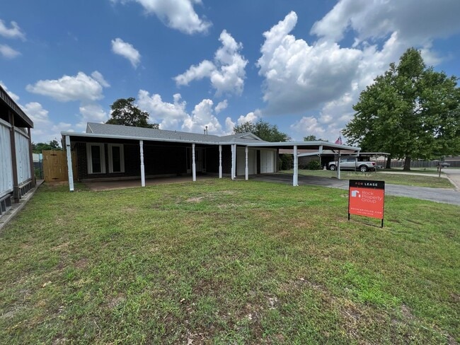3 Bedroom/2 Bathroom Home with Covered Pat... - 3 Bedroom/2 Bathroom Home with Covered Pat...