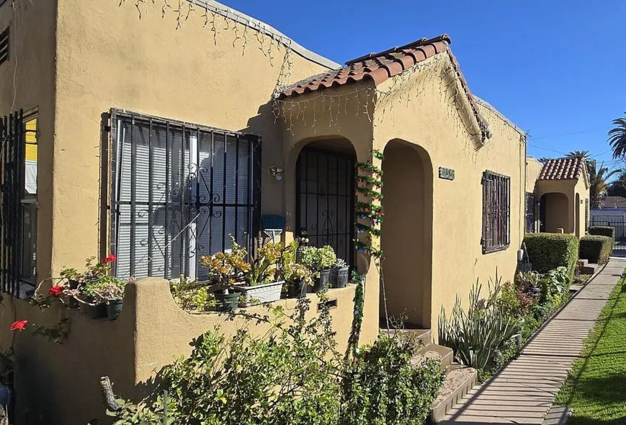 Full remodeled 2 bedroom 1 bath home South LA - 756 1/2 E 79th St (Los Angeles, CA)
