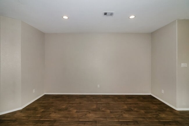 Building Photo - 8102 Rose Petals Ln