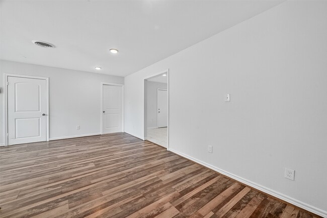 Photo - 5635 Belarbor St