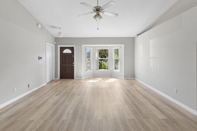 Photo - 173 SW Ray Ave