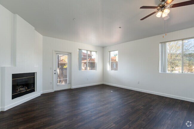 2BR, 2BA - The Court