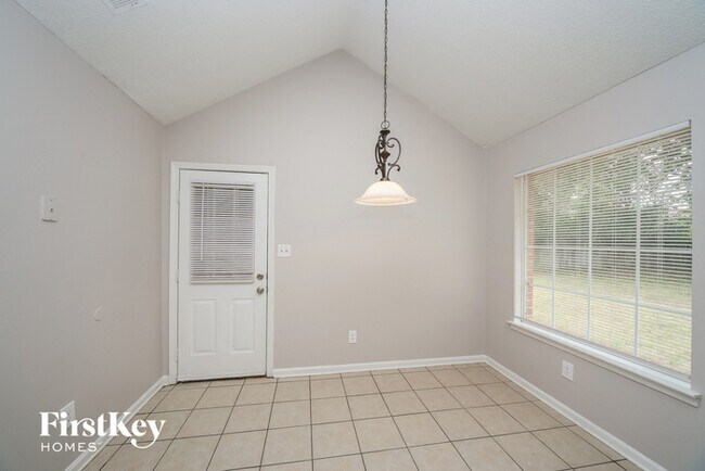 Photo - 5566 Ross Rd