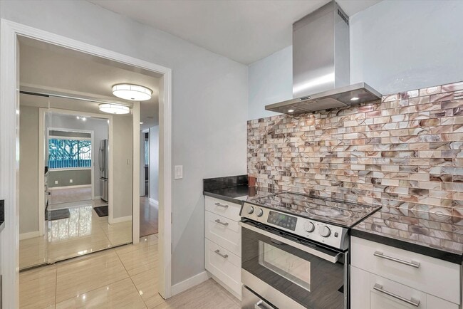 Photo - Hidden Gem at Saratoga Creekside – End Uni... Unidad 1