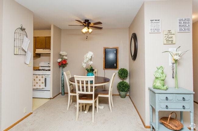 Dining area - Graceland Gardens Apartment Homes