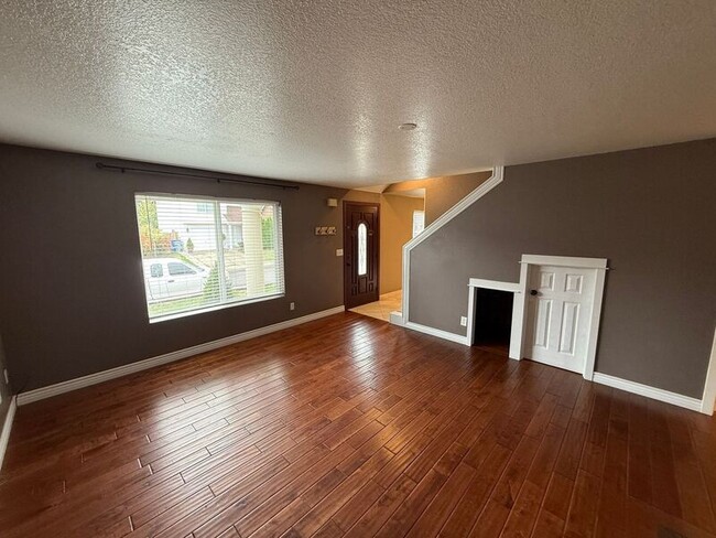 Photo - 1385 Emmons St NE
