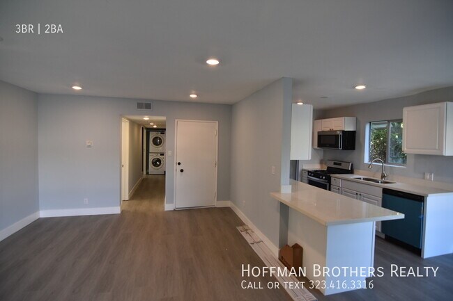 Photo - 2051 S Corning St Unidad 1