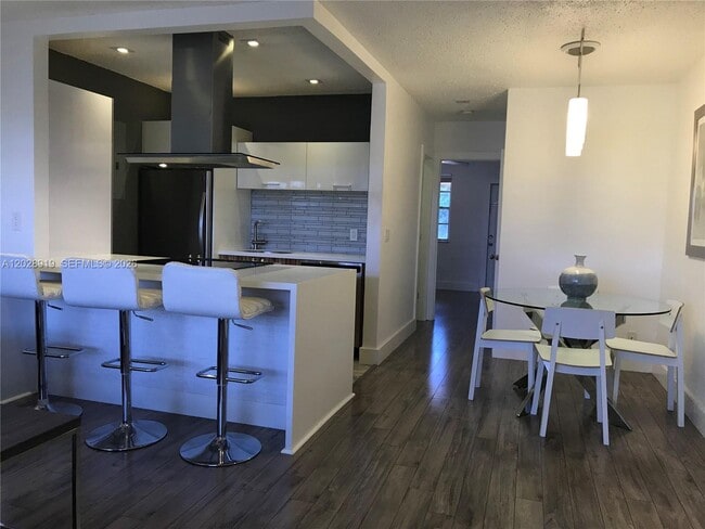 Building Photo - 2915 Plunkett St Unit 10D