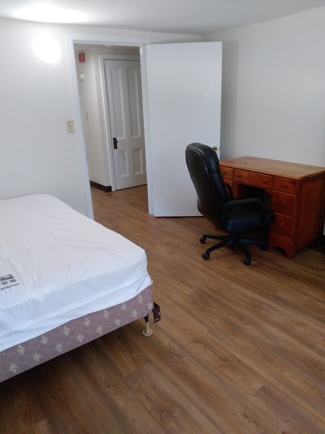 Photo - 931 E State St Unit Apt#3