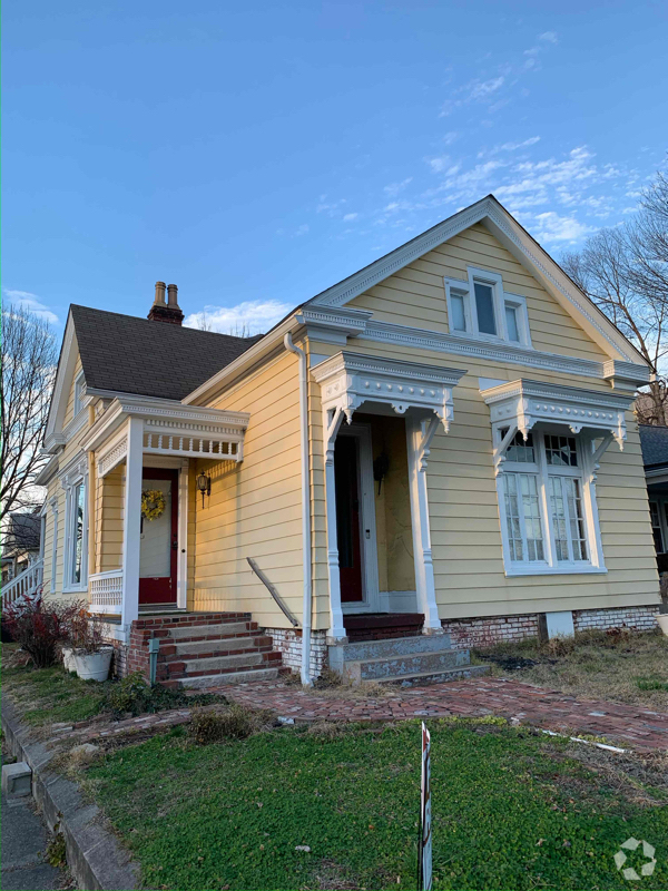 Building Photo - 401 E Chestnut St Unit A Rental