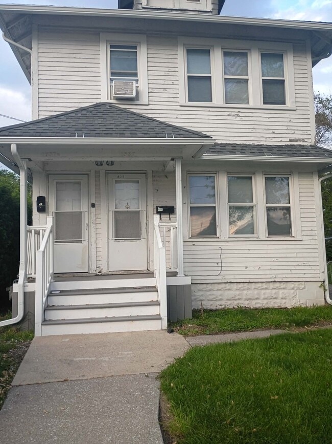 Building Photo - 1537 Carlyle St