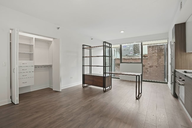 Building Photo - 223 W Hubbard St Rental