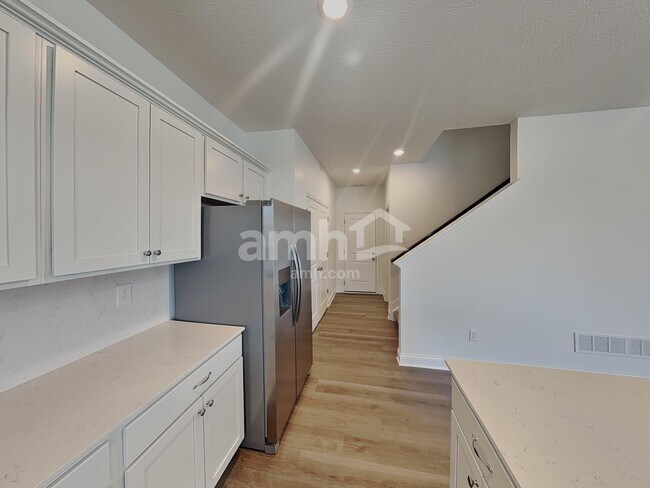 Photo - 998 Heritage Blvd